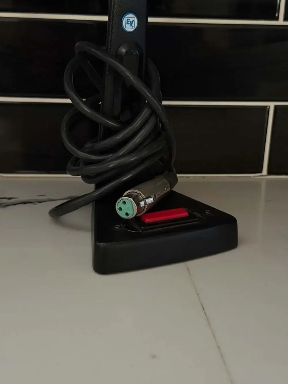 Electro-Voice US621L Dynamic Low-Impedance Desktop Base Station Microphone